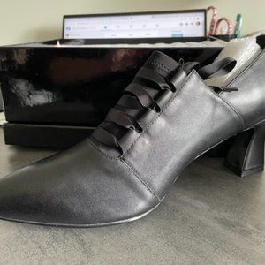 NEW Widefeet Comfort Leather Heels